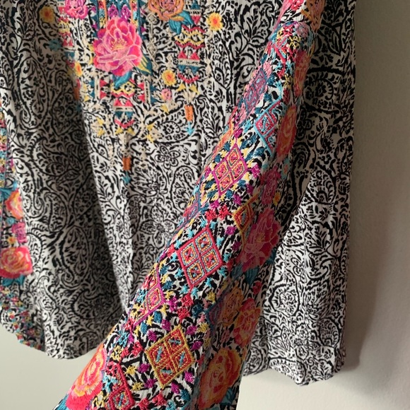 Women’s Blouse Savanna Jane. Size L. Black & White. Flowers Embroidered. - Picture 4 of 9